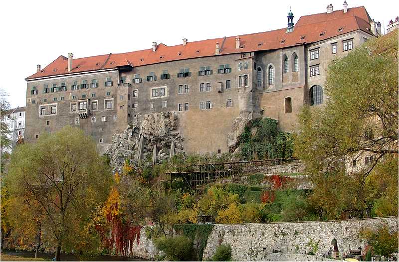 Schloss Krumau (Foto Tohma, CC BY-SA 4.0) Ausschnitt verändert https://de.wikipedia.org/wiki/Schloss_%C4%8Cesk%C3%BD_Krumlov#/media/Datei:Krummau_Moldau.jpg